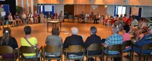 Ältere Menschen sitzen im Kreis