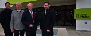 Pröll in Niederösterreich vor einem Rathaus