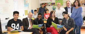 Flüchtlinge und Kommunalpolitiker in Neudörflers Schule