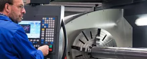 Mechatroniker vor Maschine in OÖ
