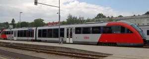 Zug der ÖBB an einem Bahnsteig