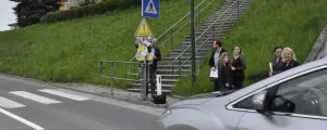 Straßenschild wird aufgestellt