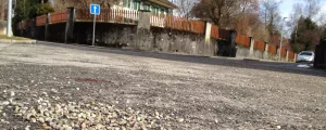 Straße mit Streusplitt darauf