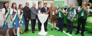 Vertragsunterzeichnung wird mit Blasmusik gefeiert