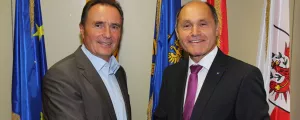 Sobotka und Bieler vor Flaggen
