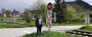 Kommunalpolitiker vor Bahngleisen