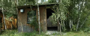 Holzhütte in schlechtem Zustand