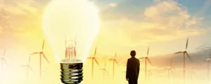 Eine Glühbirne vor einem Windpark
