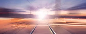 Eisenbahnschienen steuern auf Licht zu