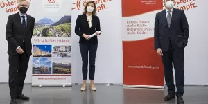 Gemeindebund-Generalsekretär Walter Leiss, „Österreich impft“-Sprecherin Eva Höltl und Städtebund-Generalsekretär Thomas Weninger.