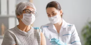 Frau wird gegen Covid19 geimpft.