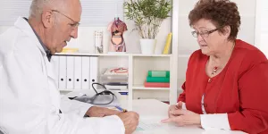Arzt und Patient in Besprechung