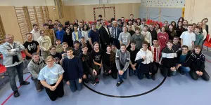 Die vier 4. Klassen der Mittelschule in Guntramsdorf beim Abschluss mit dem Bürgermeister und Jugendgemeinderat.