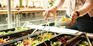Salatbuffet in einer Kantine