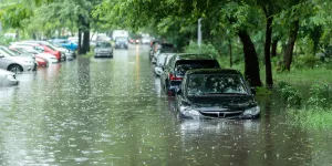 Autos während einer Überschwemmung