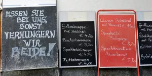 Tafeln bei einem Gasthaus im Stubaital