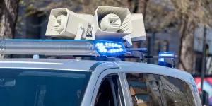 Polizeiauto mit Lautsprechern