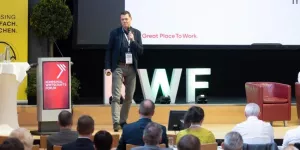 Christian Trübenbach bei seinem Vortrag am Kommunalwirtschaftsforum