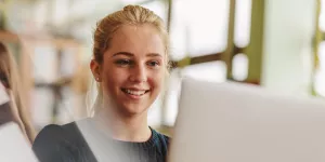 Junge Frau mit Laptop