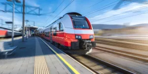 Zug fährt in eine Station ein