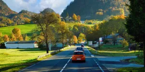 Auto fährt in eine Ortschaft