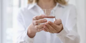 Frau mit Wasserglas
