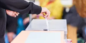Wahlurne mit Kuvert