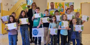 Volksschulkinder in Neufeld an der Leitha haben ihren Schulweg im Rahmen des Projekts zu Fuß spielerisch kennengelernt. Im Bild: Christine Zopf-Renner (Leiterin Mobilitätszentrale Burgenland) und Michael Lampel (Bürgermeister Neufeld an der Leitha) 