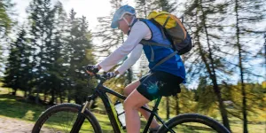Frau auf E-Mountainbike