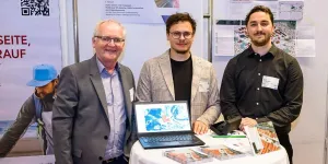 Ortskernkoordinator Stefan Spindler (Mitte) mit Gerhard Vötsch und David von der Abteilung 17, Landes und Regionalentwicklung, des Landes Steiermark.