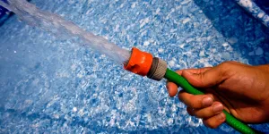 Pool wird befüllt