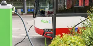 Elektrobus wird geladen