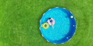 Frau in einem Swimmingpool