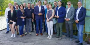 Mitglieder des lokalen Komitees mit Bürgermeister David Süß und Wetland-City-Schrems-Koordinator Sebastian Bohrn Mena.