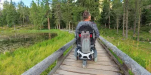 Mann im Rollstuhl auf einem Wanderweg