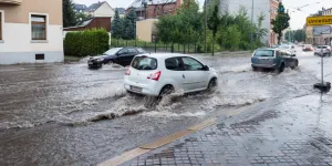 Überflutete Straße nach einem Gewitter