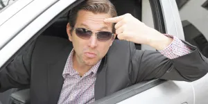 Autofahrer zeigt den Vogel