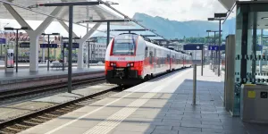 Railjet in einem Bahnhof