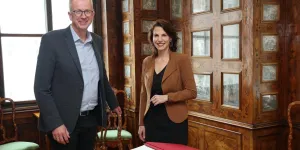 Manfred Sampl und Karoline Edtstadler im Chiemseehof