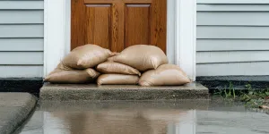 Sandsäcke vor einer Türe