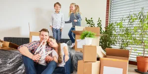 Familie freut sich über Umzug in neue Wohnung