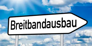 Schild mit Aufschrift "Breitbandausbau"