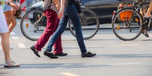 Straßenverkehr in einer großen Stadt