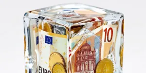 Geld ein einem transparenten Würfel