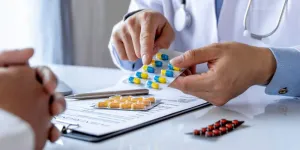 Arzt gibt Tabletten aus