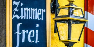 Schild "Zimmer zu vermieten"