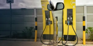 Elektroauto vor Ladesäule für Elektroautos
