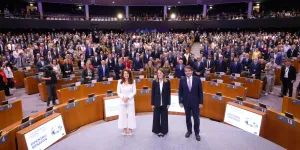 AdR-Präsidentin Kata Tüttö, Eu-Parlamentspräsidentin Roberta Metsola, und der ausführende Vizepräsident für Kohäsion und Reformen der Europäischen Komission, Raffaele Fitto, bei der Eröffnung der 23. Europäischen Woche der Regionen im EU-Parlament in Brüssel