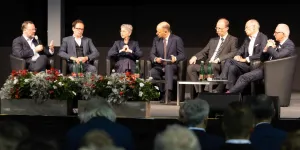 Staatssekretär Sepp Schellhorn, Eric Kirschner von Johanneum Research, Kärntens Landeshauptmann-Stellvertreterin Gaby Schaunig, Moderator Thomas Hofer, Hans Aubauer, Leiter des Gesundheitsbereichs bei der UNIQA-Versicherung, Post-CEO Walter Oblin und Gerhard Christiner, Vorstandssprecher der Austria Power Grid APG