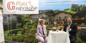 Staatssekretär Sepp Schellhorn mit Moderatorin Martin Klementin.